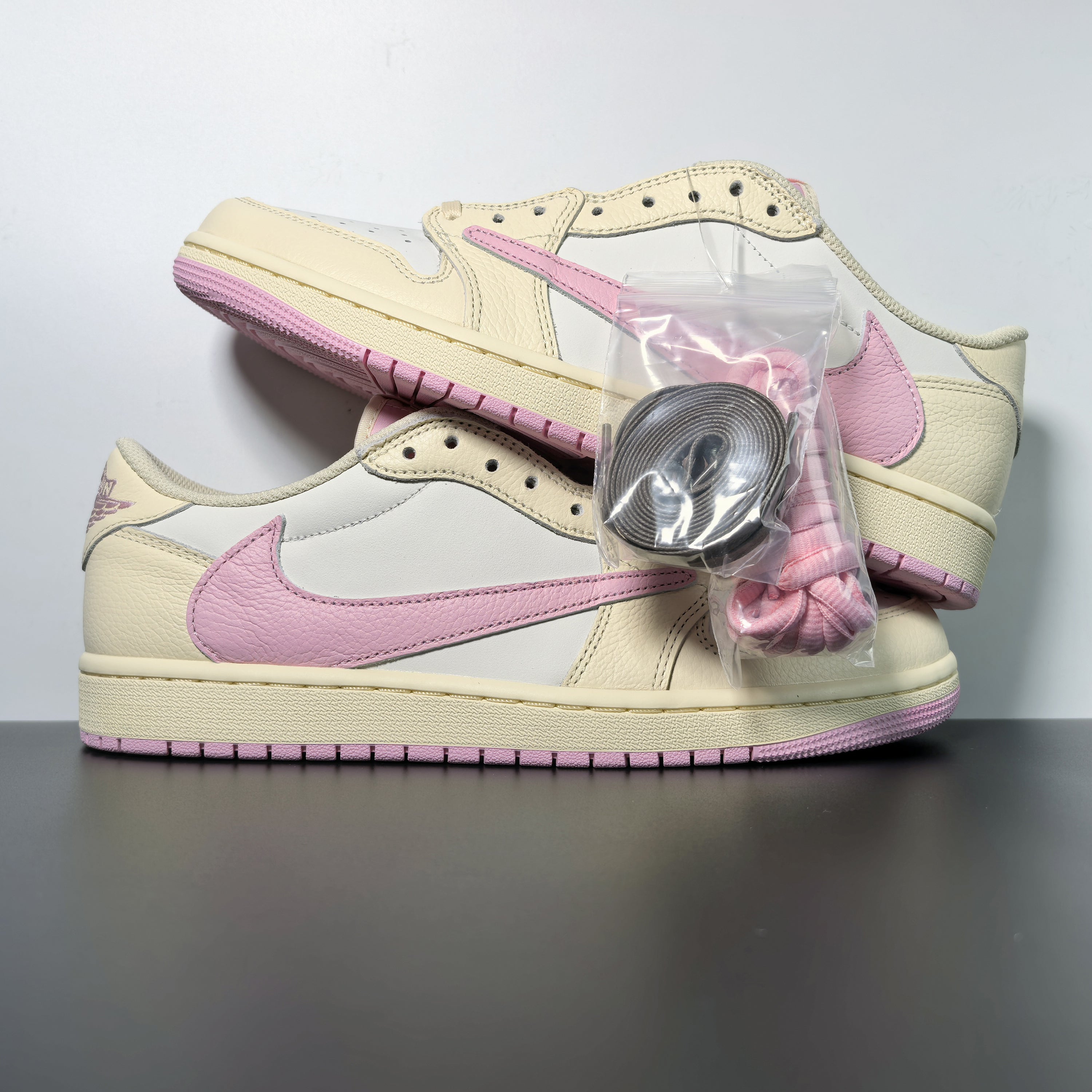 Travis Scott x Air Jordan 1 Low OG "Shy Pink"