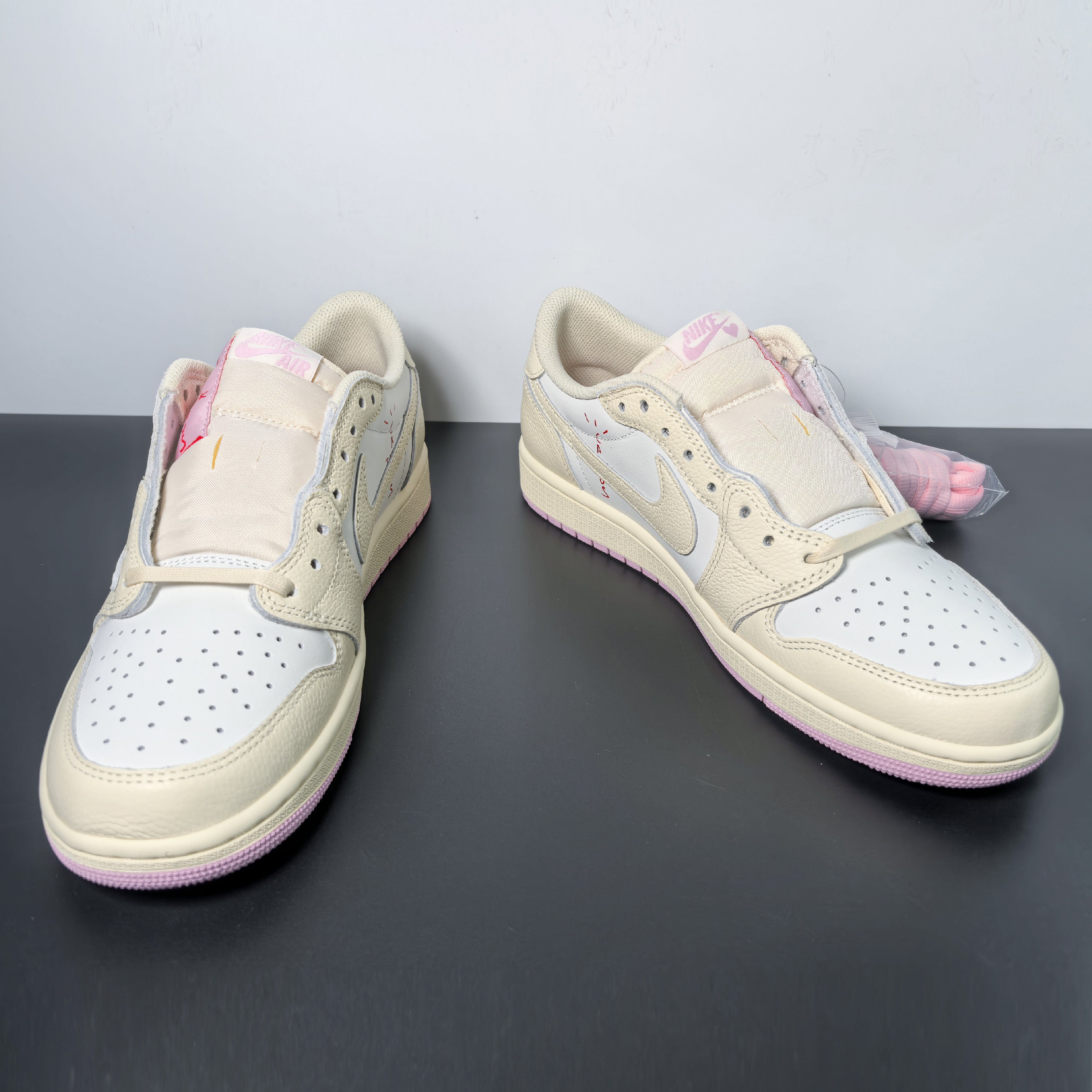 Travis Scott x Air Jordan 1 Low OG "Shy Pink"
